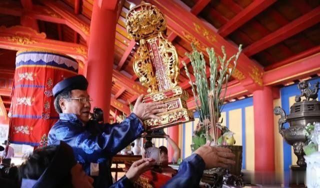  广治省|越南人纪念反法“勤王运动”135周年，迎造反皇帝神位到广治供奉