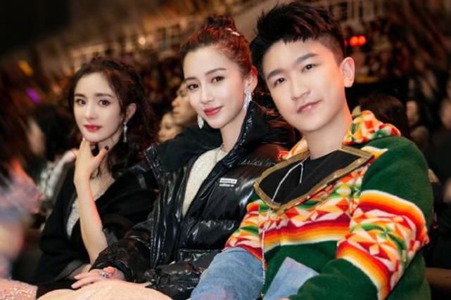  跑男|休息室突然熄灯，有谁注意baby和郑恺的小动作，私下关系一目了然