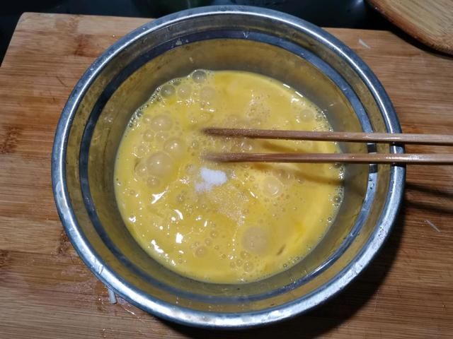  韭菜|鸡蛋别用来炒韭菜了，和它一起炒，脆嫩爽口，家人都爱吃