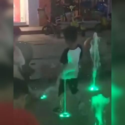 孩子|熊孩子在喷泉里玩得不亦乐乎,网友:看来这孩子的家长是真的心大