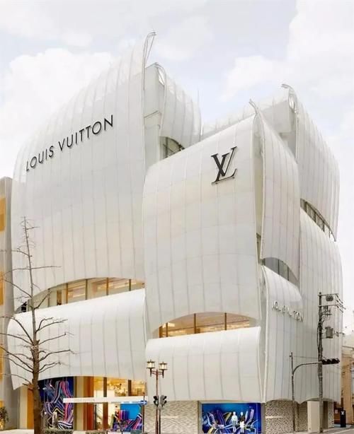  铱星云商|LV、UNIQLO等品牌玩转“博物馆式门店”，“第四代门店”来了？