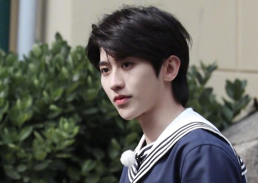  路透|蔡徐坤“海军装”路透，不用精修PS，说只有18岁都不算过分