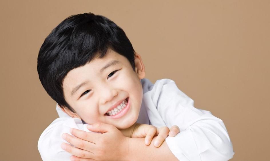 脸红|六旬老太怒摔书包，只因嫌男孩“让座慢”，孩子一番话让老人脸红