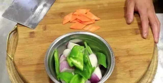  煸炒|教你煸炒鸡正宗做法，只需简单几步，比饭店做的都好吃