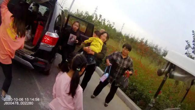 车违法载|冷汗直流!再看几起非法载客、超员案例! | 畅行中国 交警同行