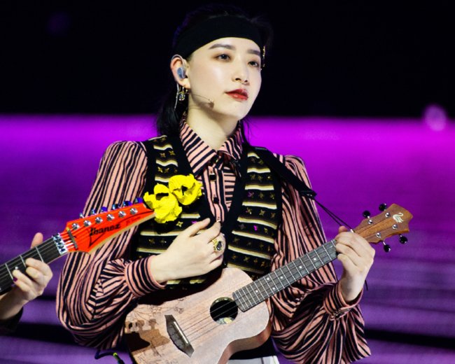  丹妮|笑到停不下来！李斯丹妮吃泡芙奶油喷裤子