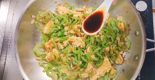  青椒|“青椒炒蛋”好吃有诀窍，鸡蛋鲜香又入味，家常菜也可以很美味