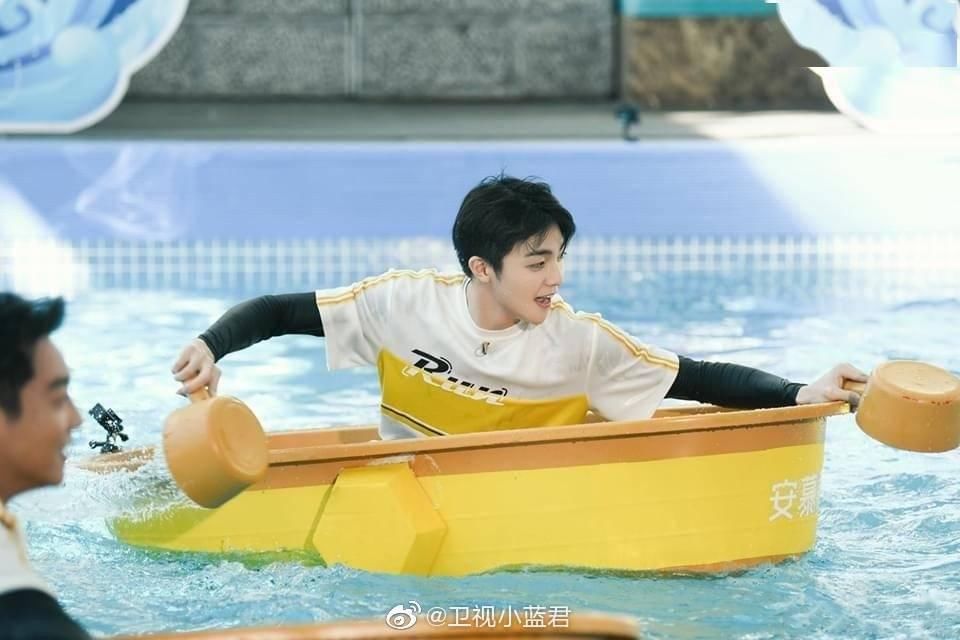  脸上|陈立农《奔跑吧》剧照公开 帅气严肃的脸上写着“你们完ne”！