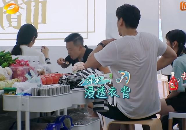  黄晓明|《中餐厅》全员热到脱妆，李浩菲紫外线过敏，赵丽颖太让人心疼了