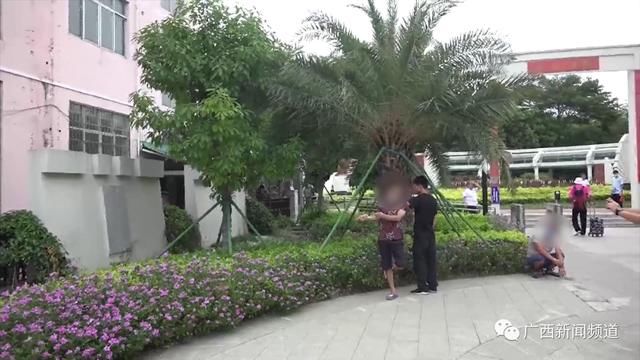 厕所|广西一公园厕所内受害人被捅几十刀，现场留下一枚血掌纹......