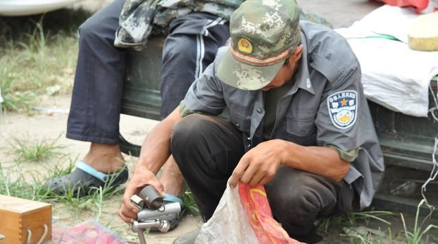 妹夫|聋哑大爷出生8天被生母扔掉，为养父母养老送终，一生未娶养妹夫