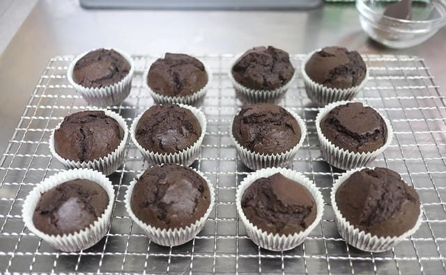  省事|处暑后胃口大开，2个鸡蛋烤12个玛芬蛋糕，无需打发，浓香省事