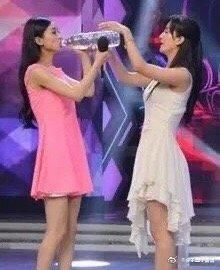  好吃懒做|赵丽颖参加中餐厅被黑惨！网友说她好吃懒做不干活，对黄晓明也不尊重