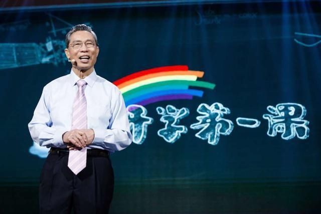  抗疫|阆中市凌家坝小学校：收看《开学第一课》向抗疫英雄致敬