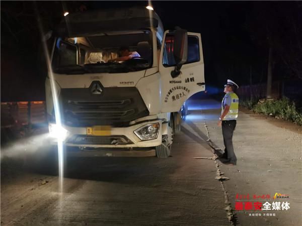  泰安交警岱岳区大队|大货车司机想夜间“捉迷藏”？岱岳交警“晨查夜检”突击整治！