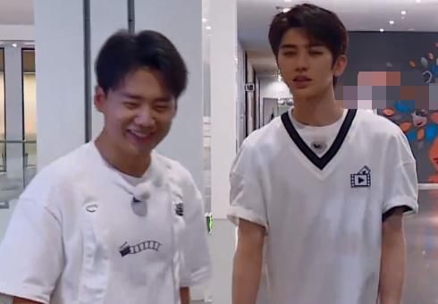  主动|郭麒麟主动让蔡徐坤撕掉自己名牌，实则红了眼眶，多少有一些不舍