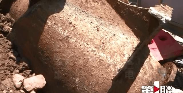  水柱|女子家中睡午觉 天上掉下来一块石头！接着……水柱喷射进来