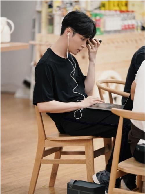  粉丝|张艺兴现身《忘不了餐厅2》：与朴爷爷打招呼，令EXO粉落泪