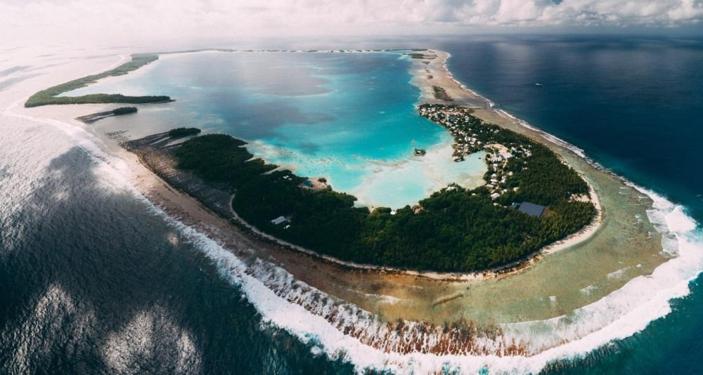 拥有|倒数第一经济体:靠太阳能发电人均拥有5头猪,居民全是双重国籍