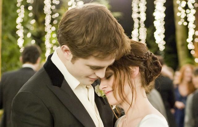 男方|在自由恋爱的时代，结婚时男方到底应不应该给女方“彩礼”？