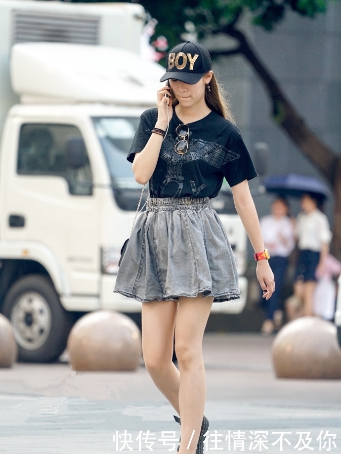 小姐姐|路人街拍，小姐姐穿包臀裙女人味十足，成为大街上的一道风景线