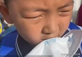  孩子|小学生口罩绳断裂，坚持咬着戴，孩子为何不敢向老师求助