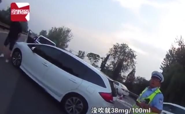  不配合|嚣张女司机醉驾超速，拒配合还对交警拳打脚踢：你强奸我