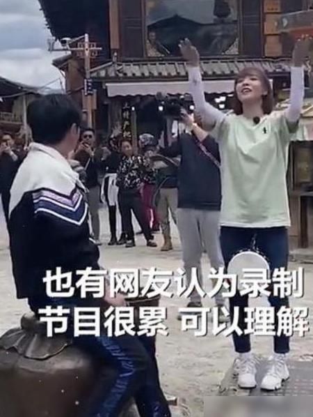  给出|郭京飞王珞丹录制节目，坐雕像踩文物被骂，文旅局给出回应