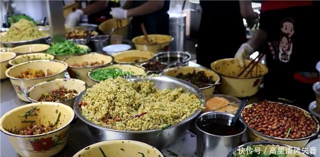 供不应求|大叔街头卖“豪横”早餐,8元一碗供不应求,二十中配料随意选!