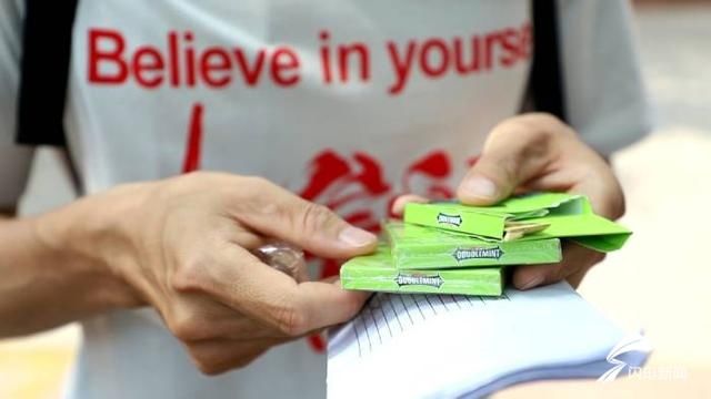 高三|89秒丨德州高三班主任侯志强的“陪考”路：默默给予他们力量 静待花开