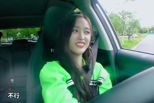  大笑|什么叫做一张嘴毁了一张脸？看到吴宣仪大笑那一刻，突然不爱她了