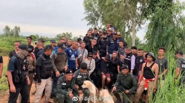 逃跑|泰国毒贩在女友接应下从警局逃跑，藏匿湖中露鼻子呼吸被抓