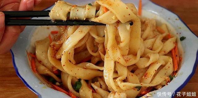 香辣扯面|面粉别再做老一套了,试试这样做,好吃解馋,比手擀面还劲道