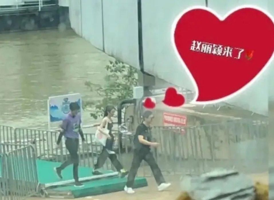  路透|赵丽颖《中餐厅》路透，穿小背心显好身材，看到小孩后母爱爆棚