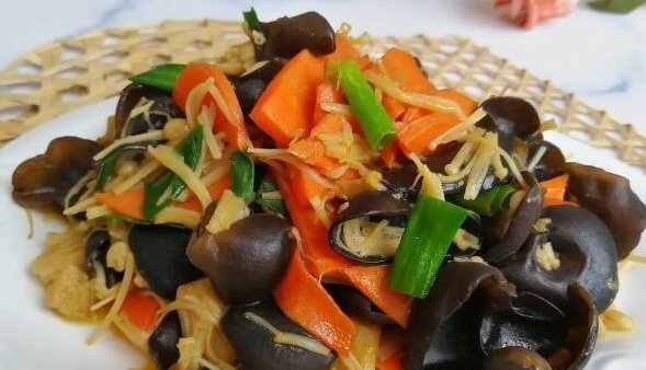  油热之后放|婆婆做的几道家常菜，简单好吃，真的是美味佳肴