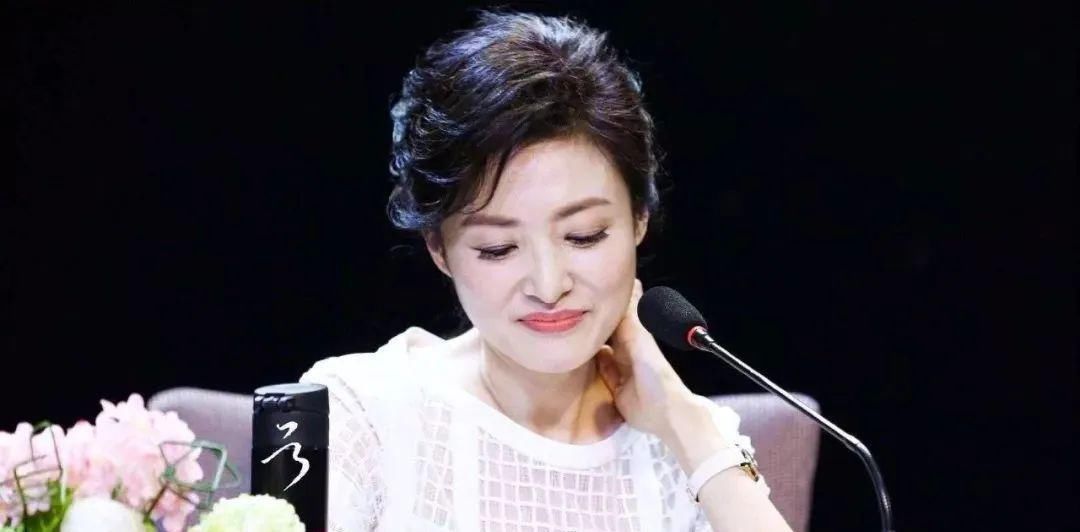 告别|曾是央视“最美”主持人挤掉倪萍,斗过董卿却突然告别央视