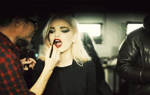  爆炸|凭“双料冠军”美爆炸热搜的她，才不是无辜“被绿”的傻白甜