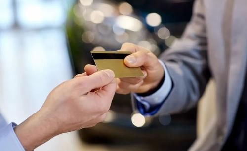  张利息|当年朋友借给十万元还钱时没有要利息，两年后却来索要，该给吗？