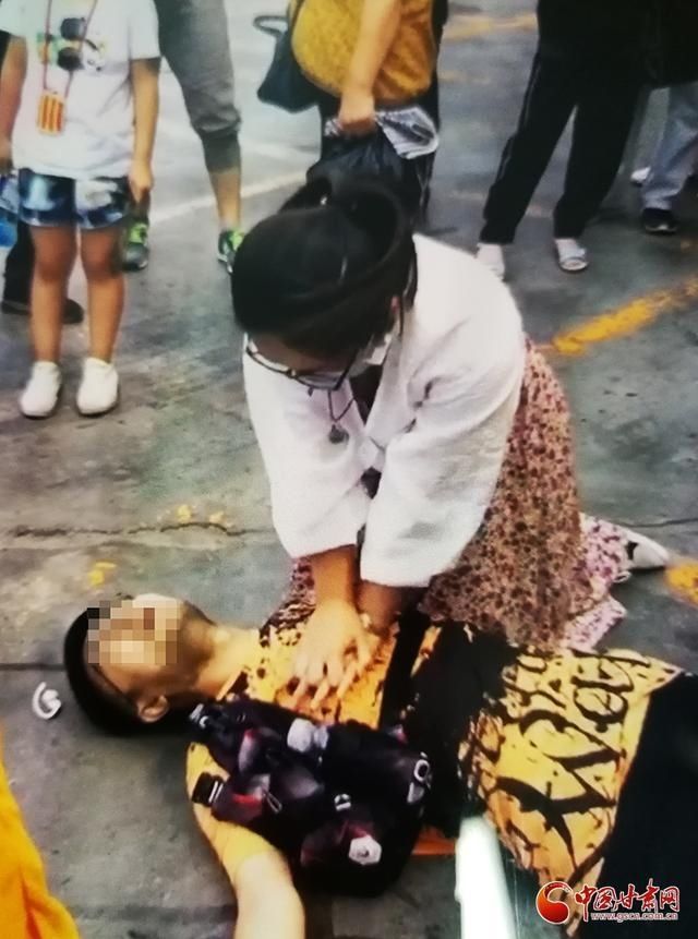 路过|兰州一男子突发心梗倒地 路过女护士跪地施救抢回一命
