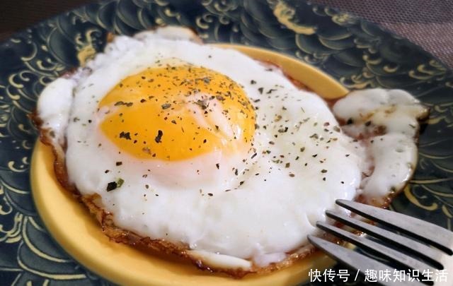 热油|煎荷包蛋,冷油下锅还是热油下锅很多人错在这一步,难怪会粘锅