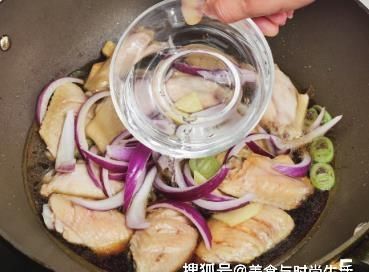 做法|懒人鸡翅做法，不用炒不用油，往锅里一丢，香甜多汁，又嫩又入味