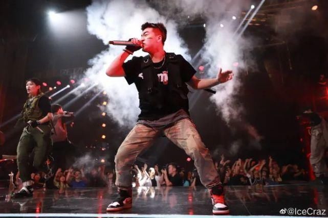  中国|《地下8英里》VS《中国新说唱》，谁的歌更狠？