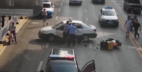  合力|惊心动魄30秒！外卖小哥被卷车底，众人合力抬车救人