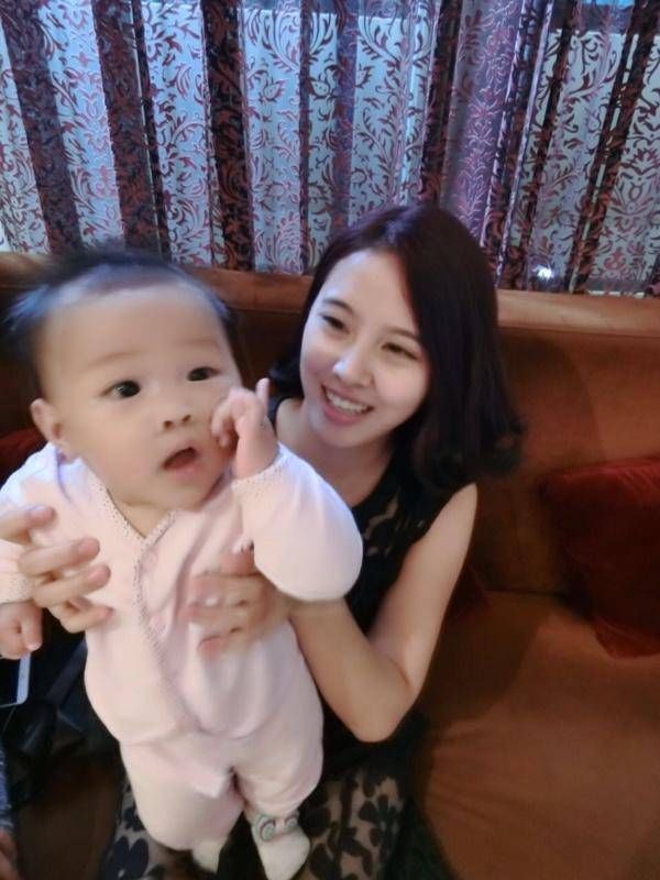  洗澡|给不到一岁的女宝宝洗澡，公公在旁边看，宝妈应该阻止吗？