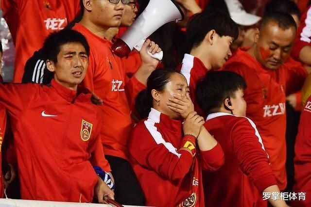  学者|240万粉大V学者批国足遭围攻，爆粗口引争议，骂国足算什么东西？