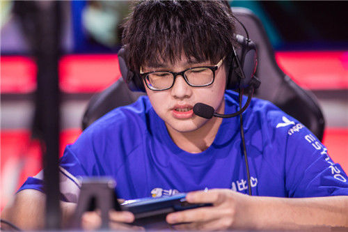 队员|王者荣耀:猫神矫情的“小丑”,地球离开谁都转!林教练我挺你