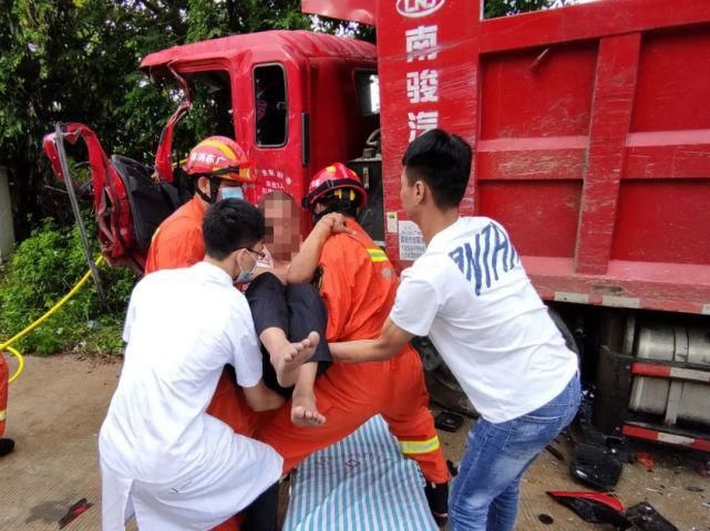  车祸|【今早车祸】两辆货车相撞，两司机被困驾驶室中…