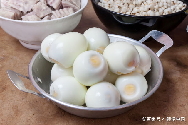 发色偏黄是怎么回事(发质变差，发色越来越黄？当心身体缺乏这些营养素，别不当回事)