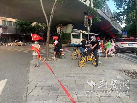 见证|六旬文明引导员:充当“人形红绿灯” 见证武昌变迁