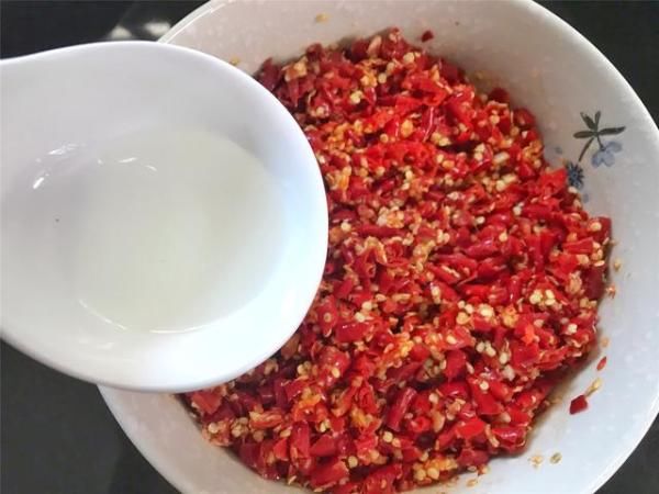  高度白酒|剁辣椒最简单的做法，配方比例告诉你，香辣无添加，放一年都不坏